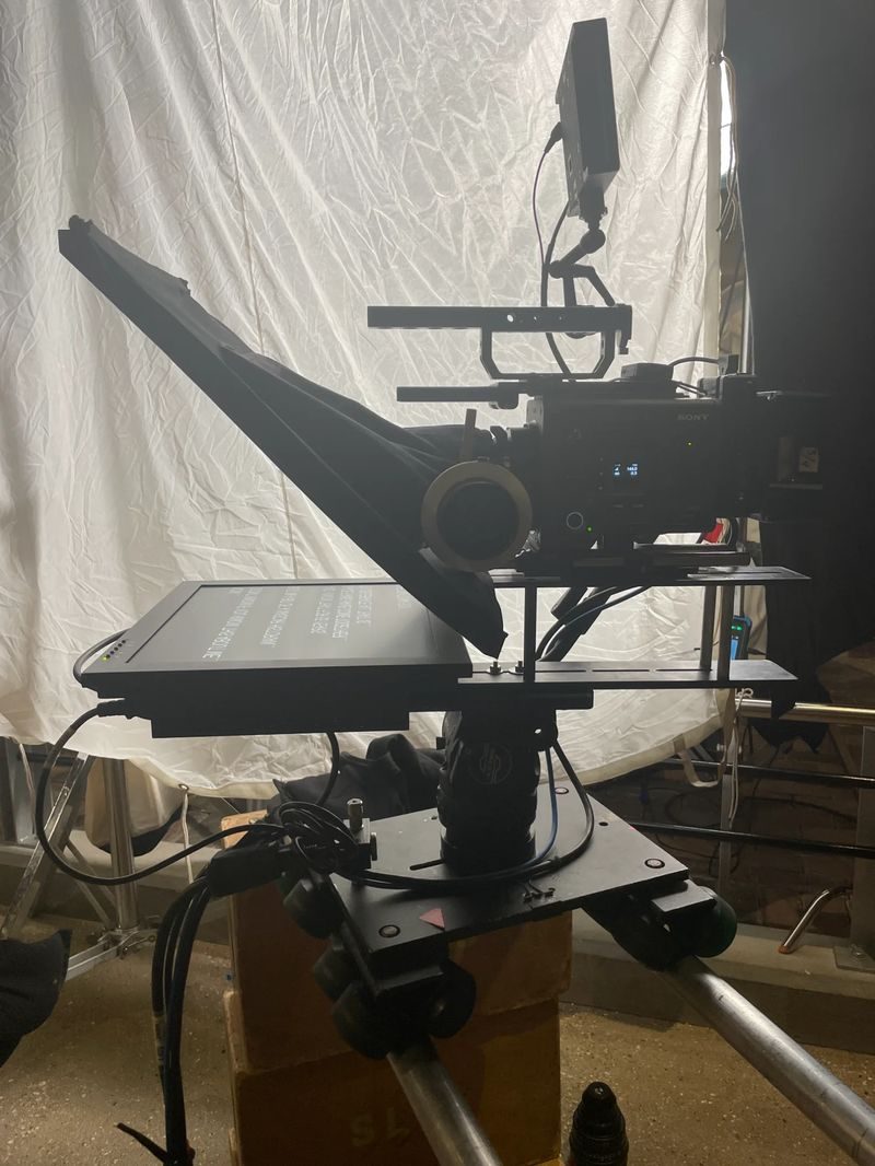 Presidential teleprompter rig set before doors